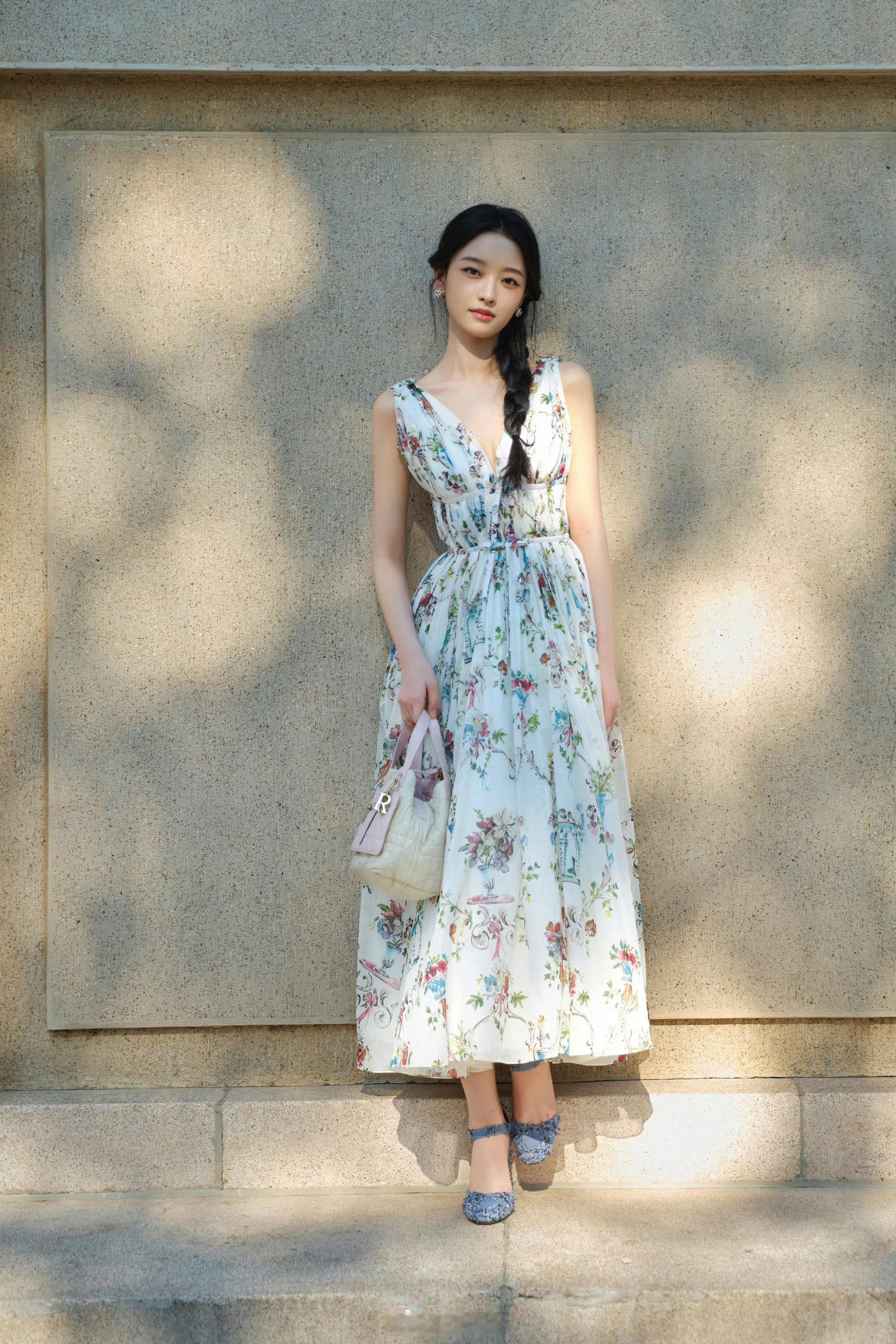新晋冯女郎杨舒伊（抓特务）与舒淇共同出席BV活动，也是东申旗下艺人。 