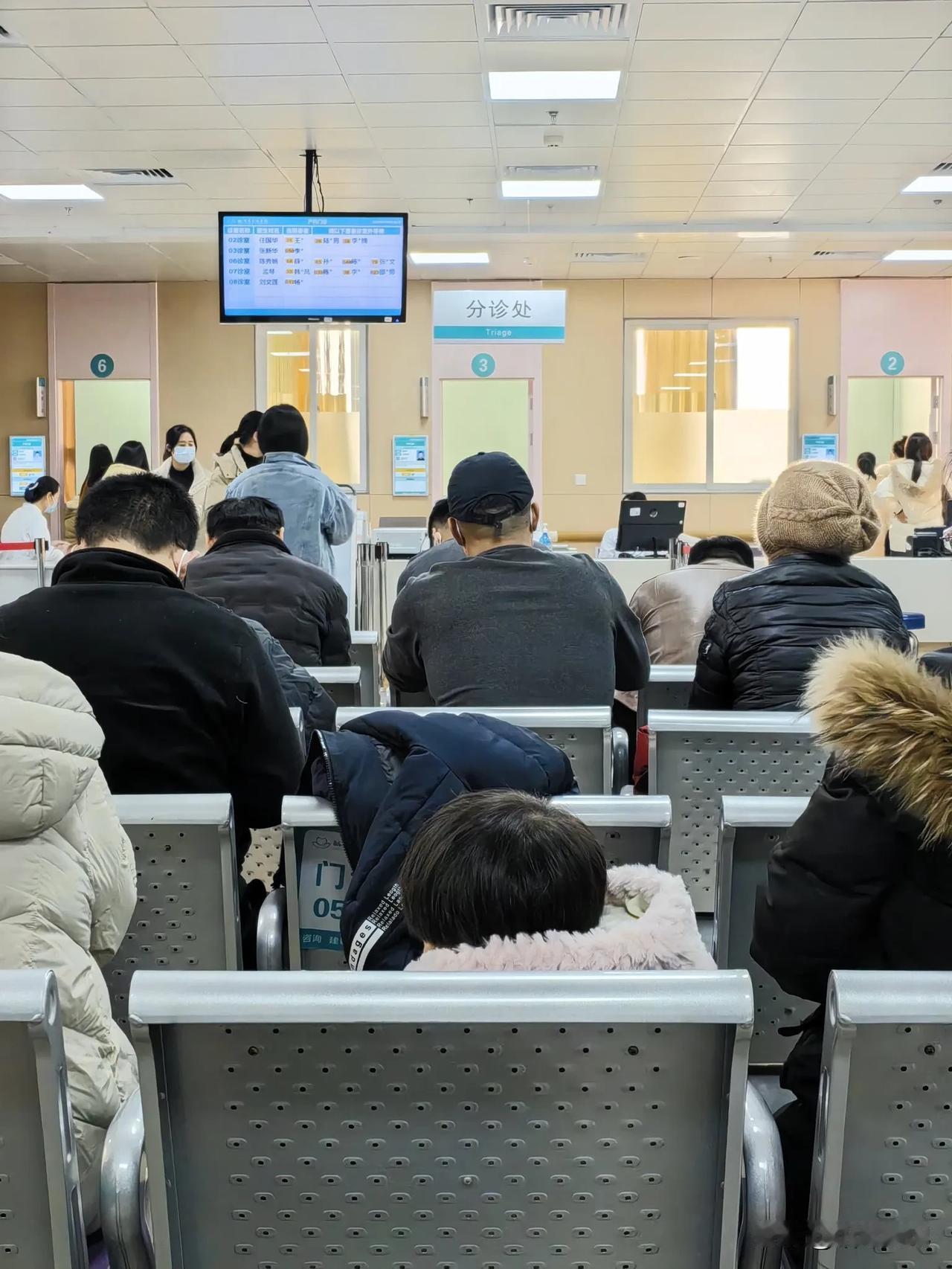 在当地人民医院候诊，中间的诊室都没人了，两边在排队，咱也不知道为什么大家都不挂中