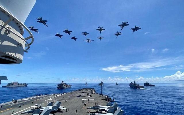 1991年，红海海域上航行着一艘中国轮船，突然间，一颗鱼雷击中轮船底部，瞬间大量