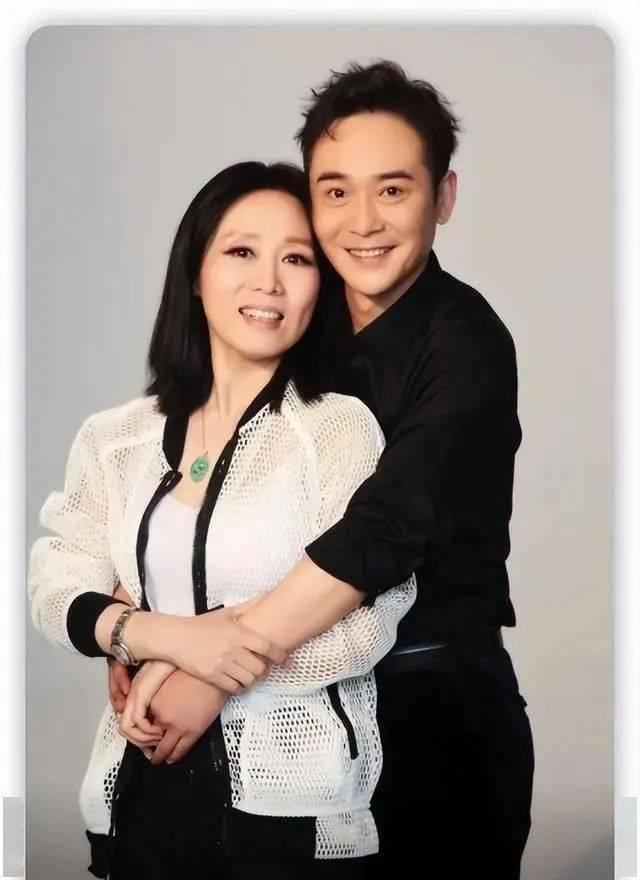 黄梅戏表演艺术家吴琼的丈夫居然比她小15岁，她丈夫也是一位演员，你们认出他是谁了