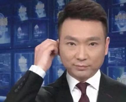 2020年，康辉在《新闻联播》直播时，突然用了2秒钟去调整耳机，没曾想，就是这个