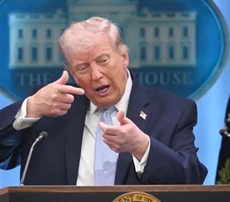 这两天，你是不是也被“特朗普住院抢救”的消息惊了一跳？各路媒体疯狂转发，好像下一