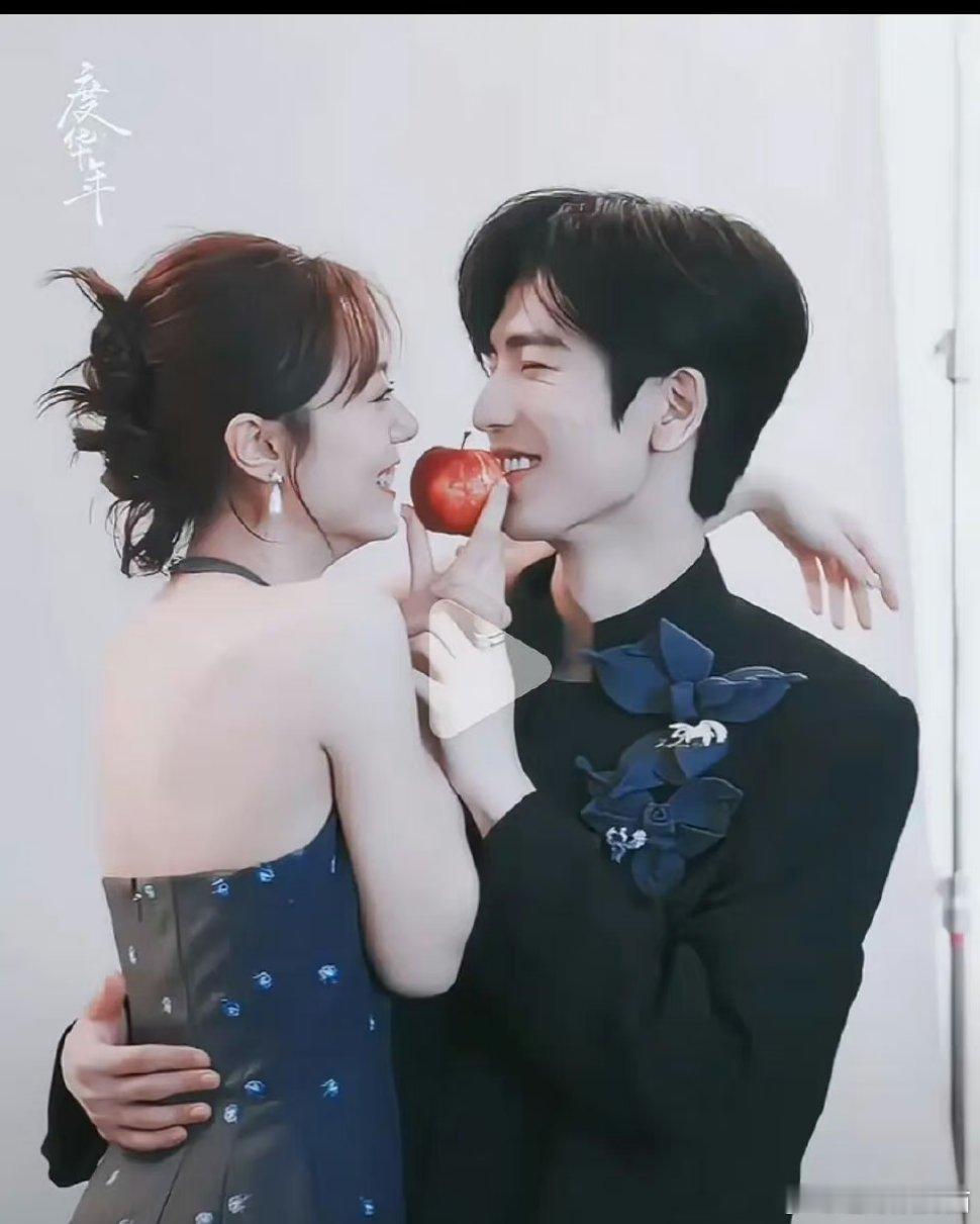 怪不得张凌赫和赵今麦看着那么尴尬，原来拍照是有模板的 ​​​