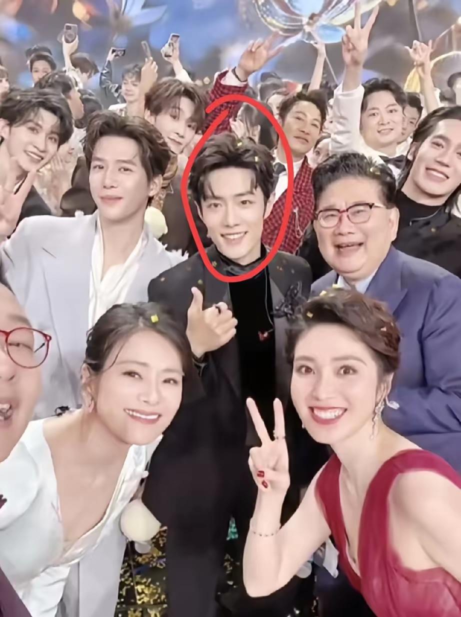 被肖战这个蹲姿暖到了！
 
东方卫视跨年演唱会的合照细节太戳人！182cm的肖战