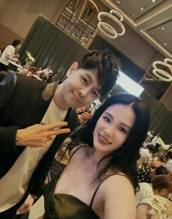 呆宝静带着她和小春的儿子参加瘦子婚礼！还和林志颖合照了！说唱巅峰对决2026