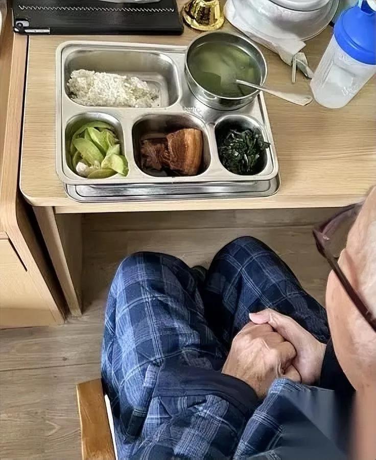 刷到这张图

我瞬间破防

你敢信这是月费八千的养老院餐？

菜色其实真不算差，