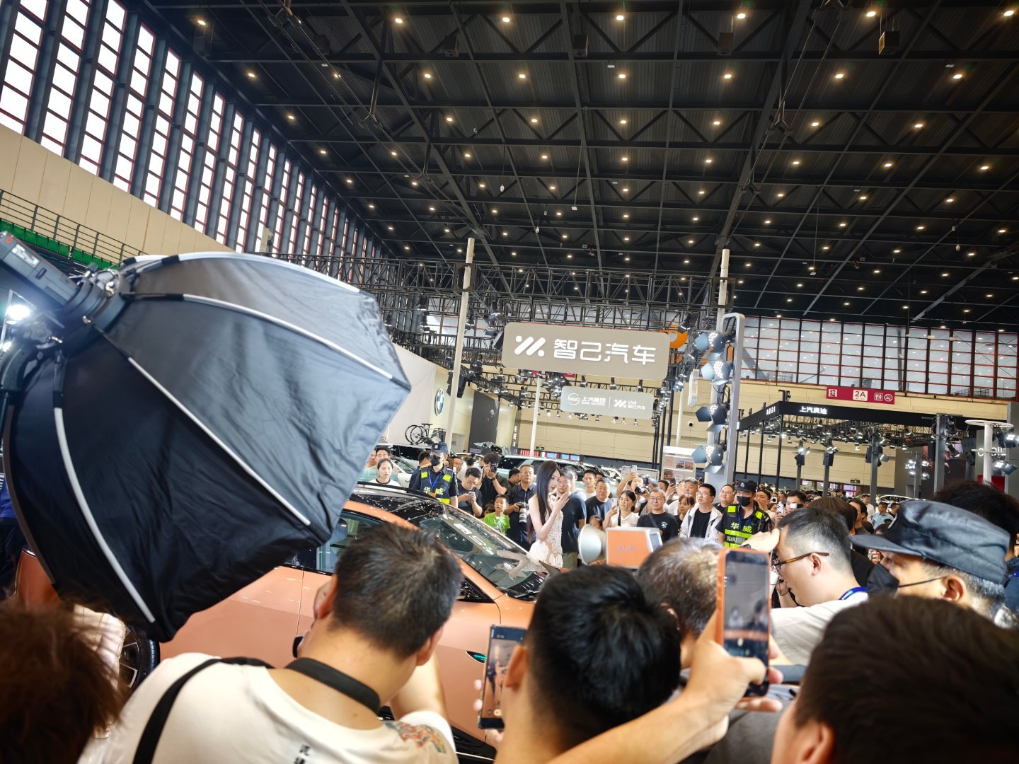 车展果然还是车模最有吸引力 