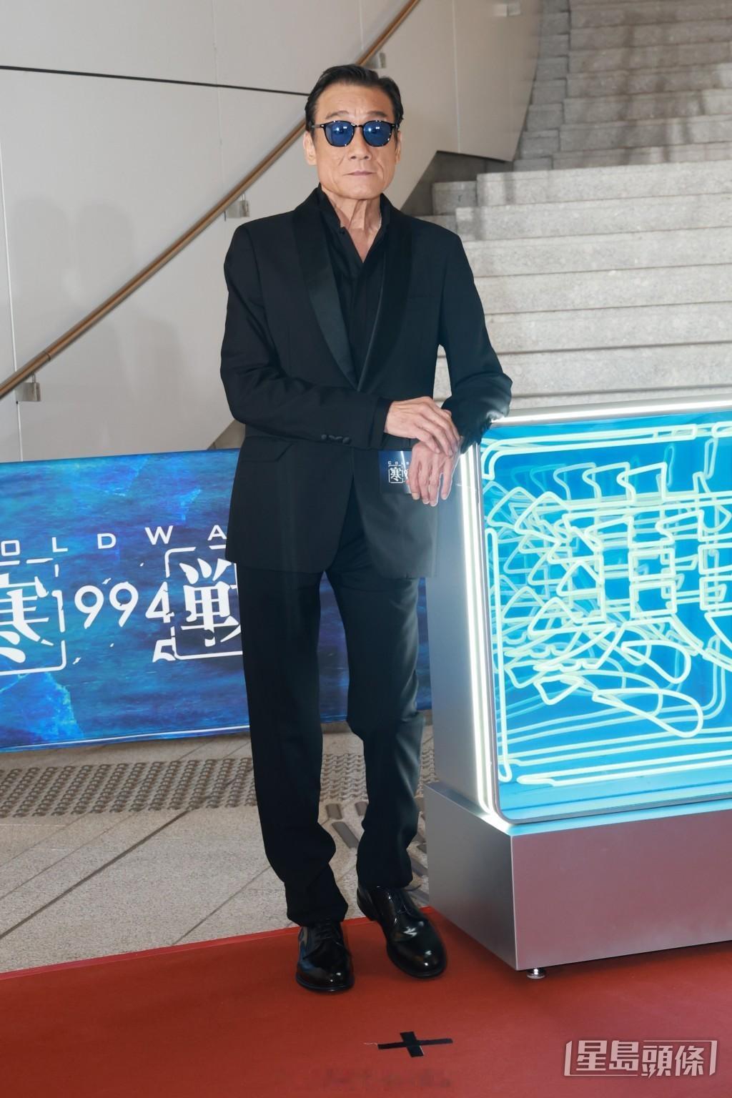 星岛：《寒战1994》首映九大影帝齐聚红毯周润发携发嫂压轴登场，亲吻郑裕玲梁家辉