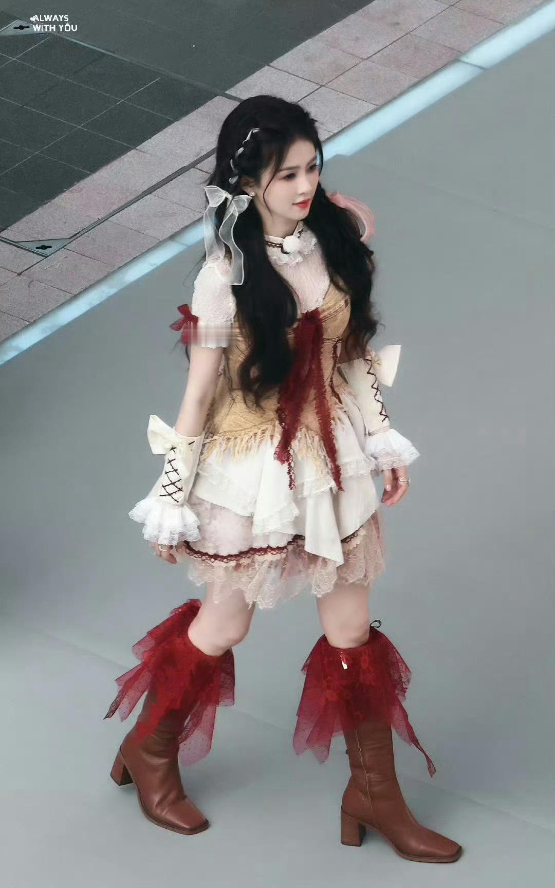 #白鹿粉丝带编发#是一块精美的红丝绒蛋糕吧 跑起来这几张真的好漫画感啊～漂亮丝了