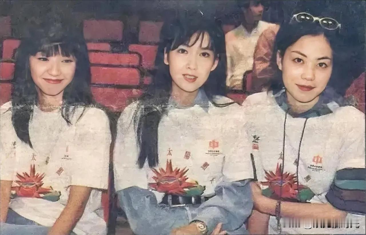 这张照片挺久了，久到照片都有磨损了。

这三张脸又把人拉回了90年代，那时候周慧