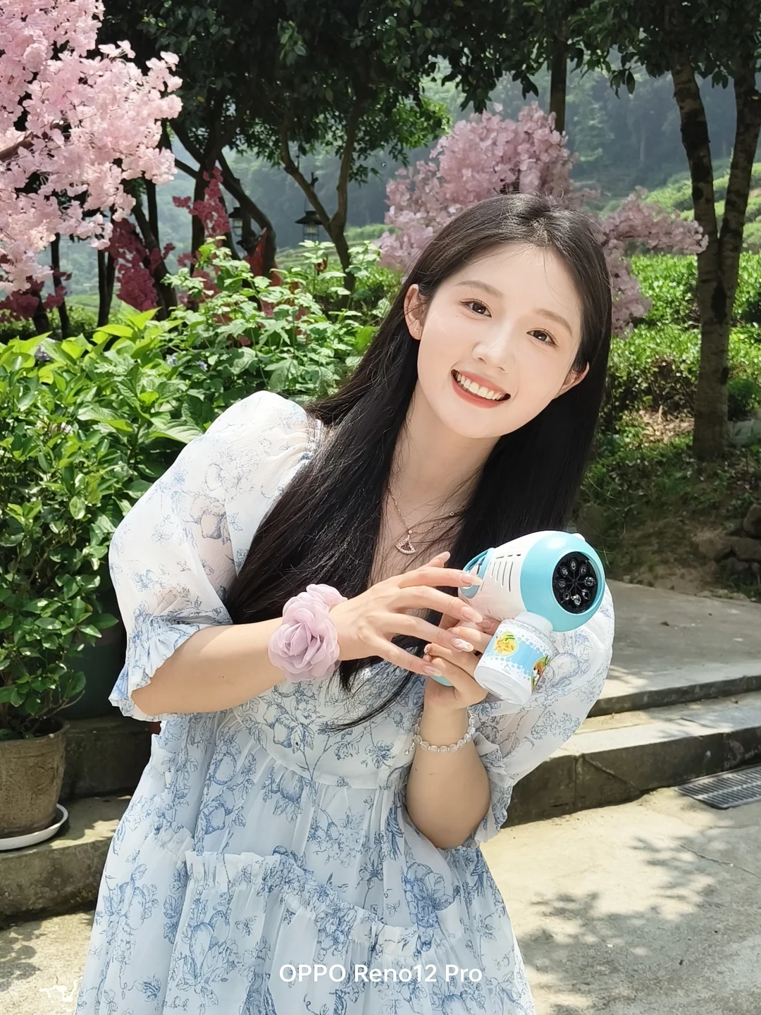 喜欢夏天的快乐女孩