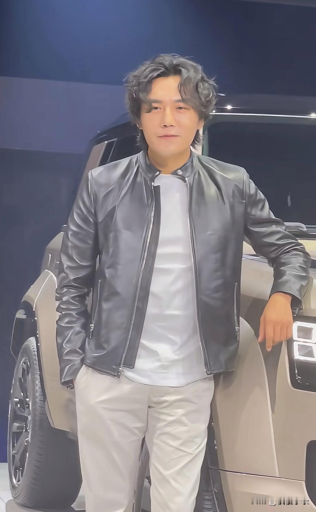 秦昊出席活动。这大叔也挺帅的嘛，这身造型酷酷的，这个发型挺有味道。大叔的演技真是