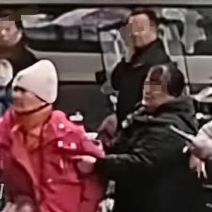 你敢信？在四川某商场，竟上演了这么一出离谱戏码！2025年12月30日，一位红衣