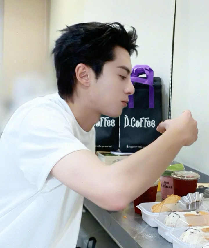 好可爱哦（手肘粉粉的 