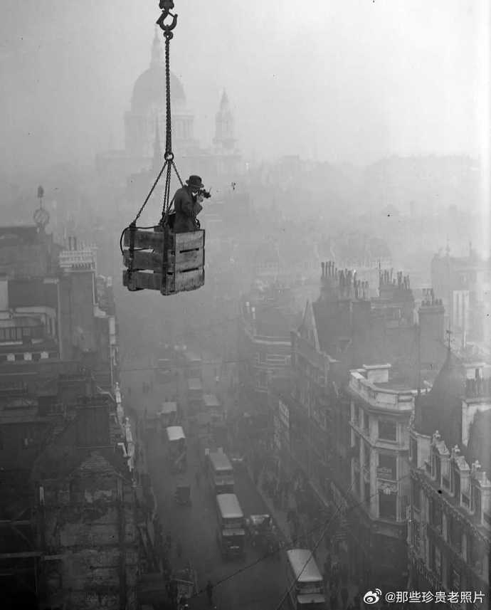 1929年，伦敦，一名摄影师在空中拍摄街道全景 