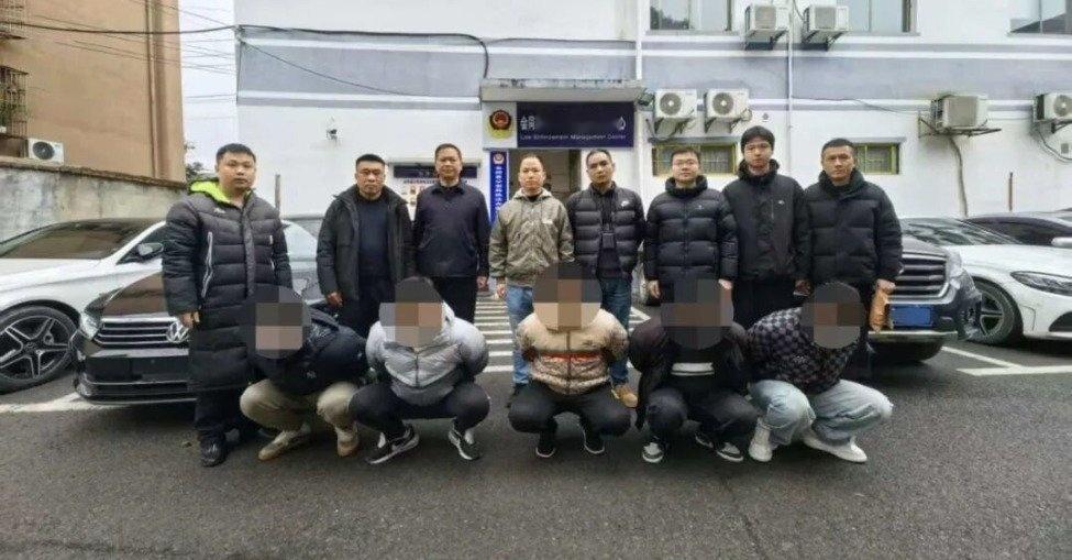 凤凰新闻【男子参加同学聚会被下药设赌局，提前离场躲过一劫，5人被刑拘】本以为是一