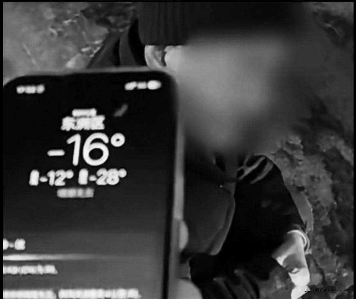 零下16℃的抚顺冬夜，是真的冻得人骨头疼。傍晚下班往家走，路过绥化路的时候，看见