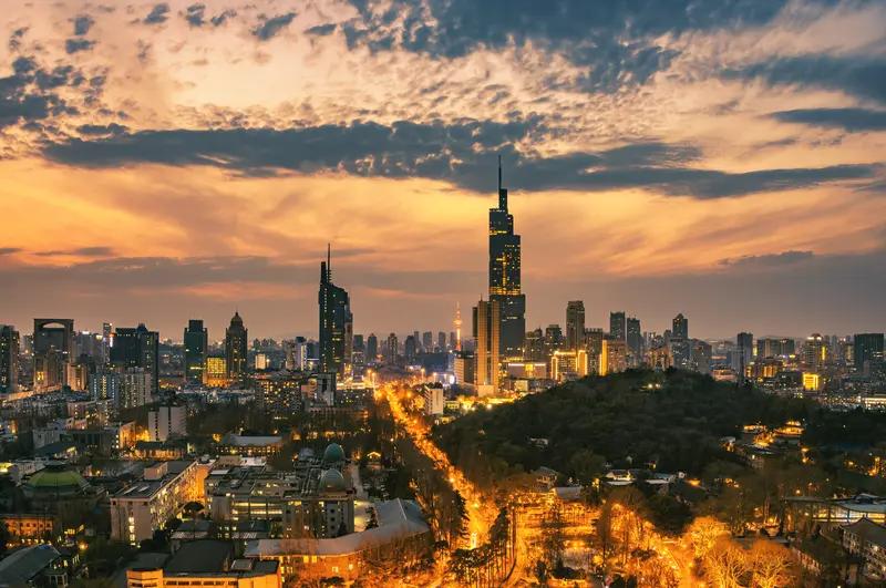 南京重提“千万人口”目标 南京重提“千万人口”目标，这不是哪壶不开提哪壶嘛。20