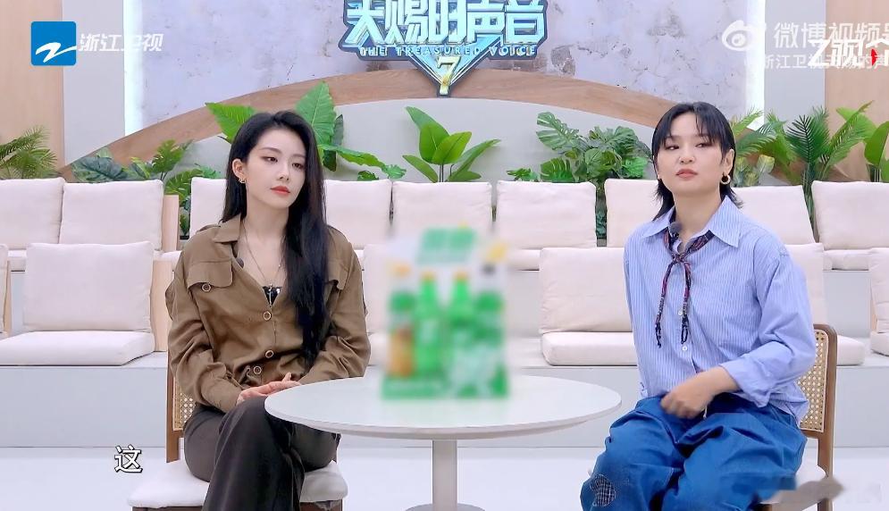 喻言喻言的高冷就剩下高平时舞台上是冷脸战神，综艺中的喻言流露软萌本性，嘴上拼命拒