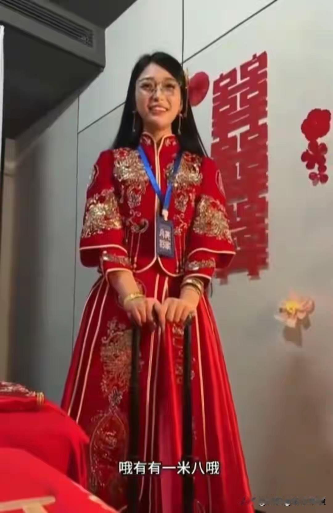 足浴店上班的技师小姐姐
先不说正规不正规，
穿新娘服按摩，到底谁的想法？
这种操