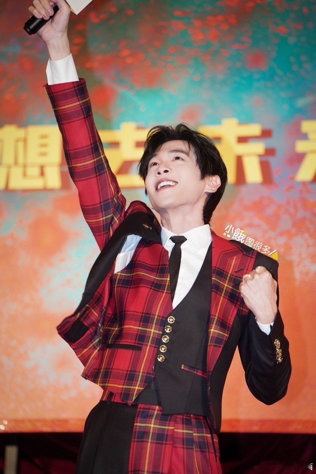 #张若昀 人尴尬的时候会假装很忙#看见张若昀手忙脚乱，毛毛躁躁的样子，是真的隔着