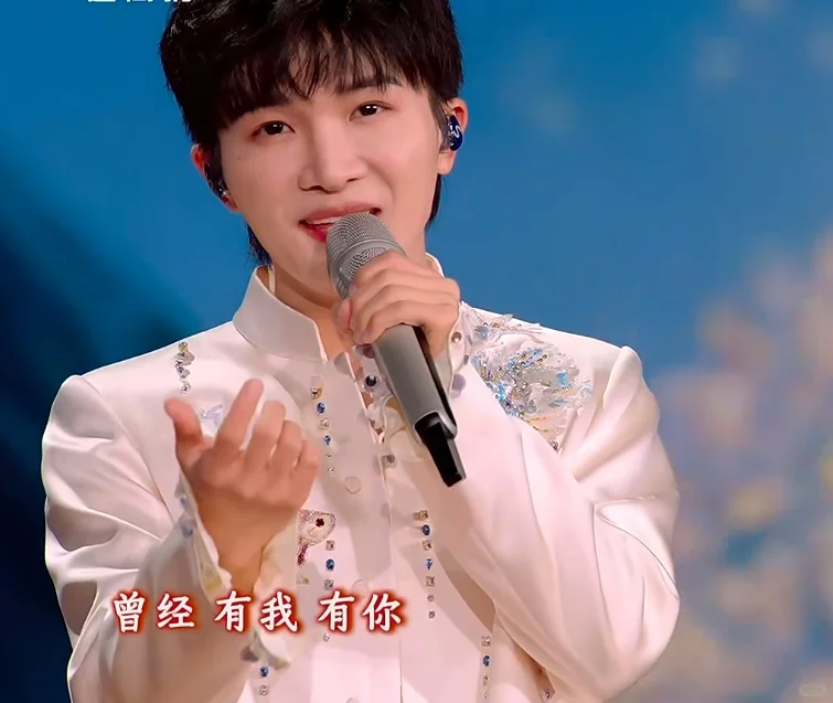 周深和毛不易，唱完春晚唱元宵晚会，应该算得上是“国家队”的正式队员了吧...