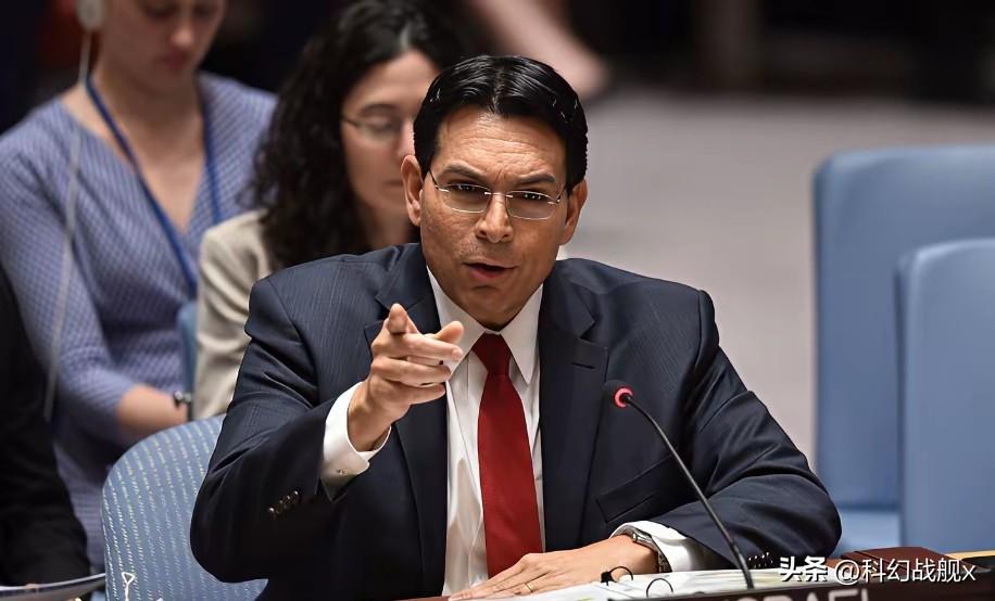 现在终于轮到以色列在联合国控诉了！

以色列代表在联合国大会上，用手机播放防空警