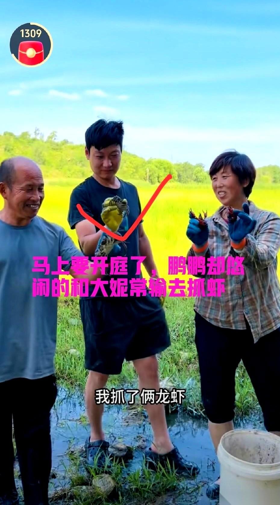 老婆在家因为马上开庭的离婚官司急得快疯了，一个人掏钱带娃硬熬了大半年。
他呢？正