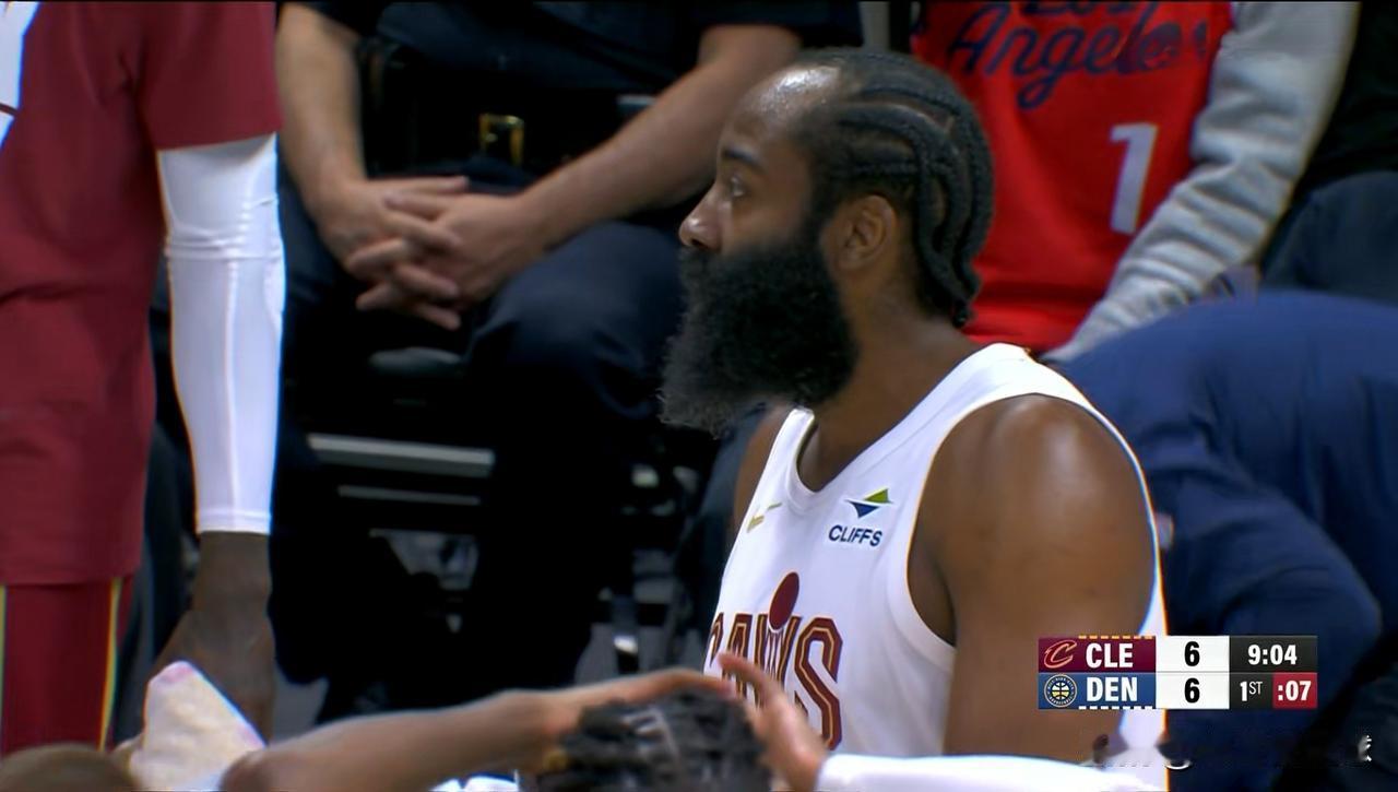 骑士绝对后悔引进詹姆斯-哈登了！在今天骑士客场挑战掘金的比赛中，目前双方的第一节