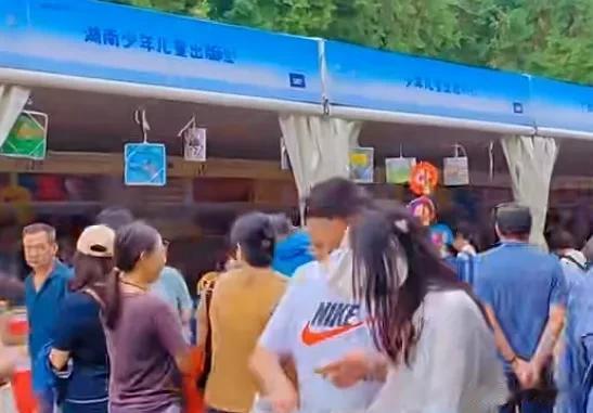 #没钱的日子是如何熬过来的#没钱的日子，我梦野艳齐是靠练摊儿熬过来的。

什么叫