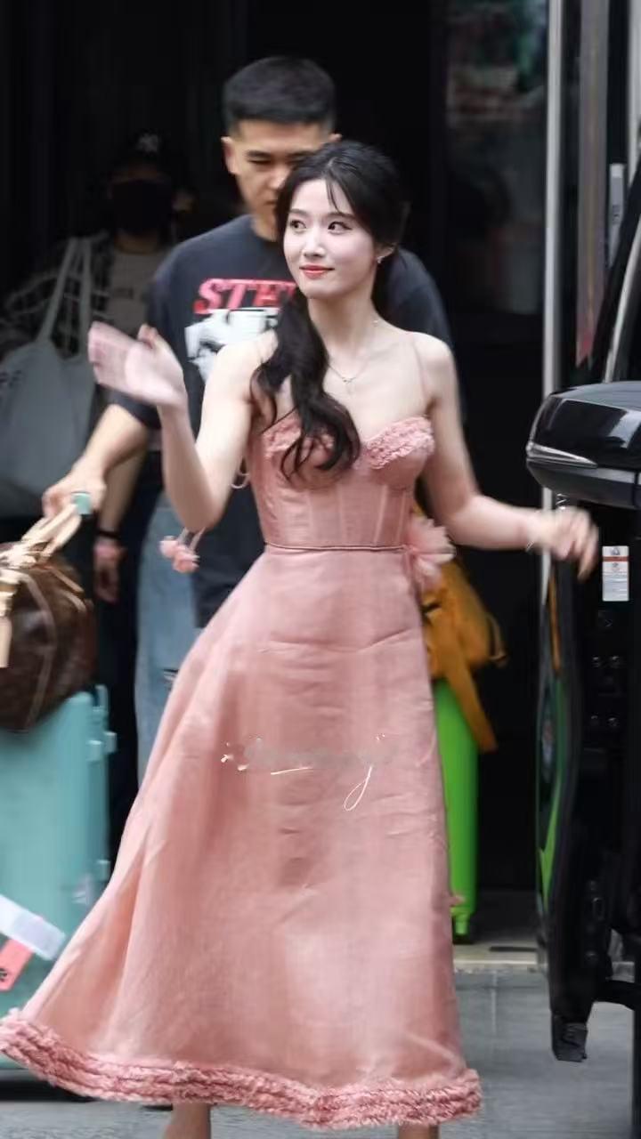 卢昱晓吊带粉裙 卢昱晓吊带粉裙造型 卢昱晓吊带粉裙 