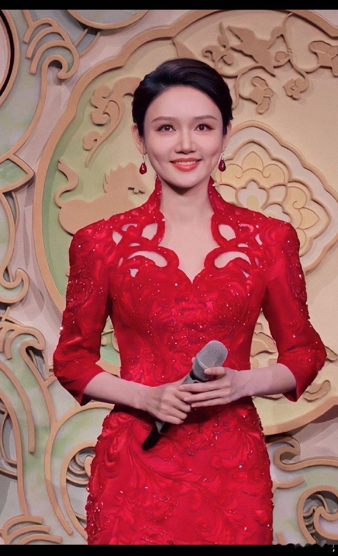 岁月从不败美人！龙洋应该画个下眼线 五次登上春晚舞台，龙洋的成长有目共睹，服装越