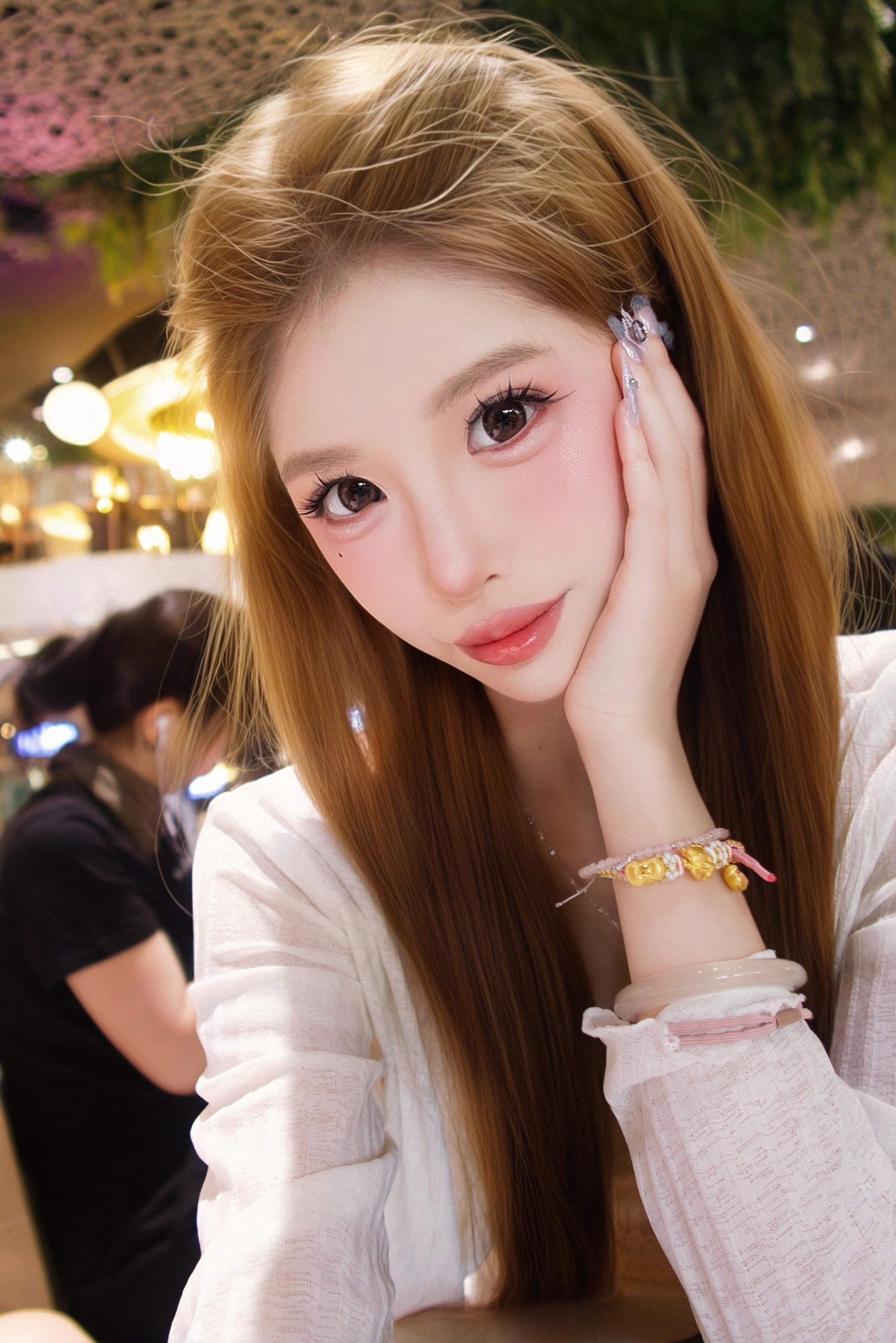 那天你骂我 我下意识伸手打你 突然想到自己人设是甜妹 所以伸手摸了摸你...