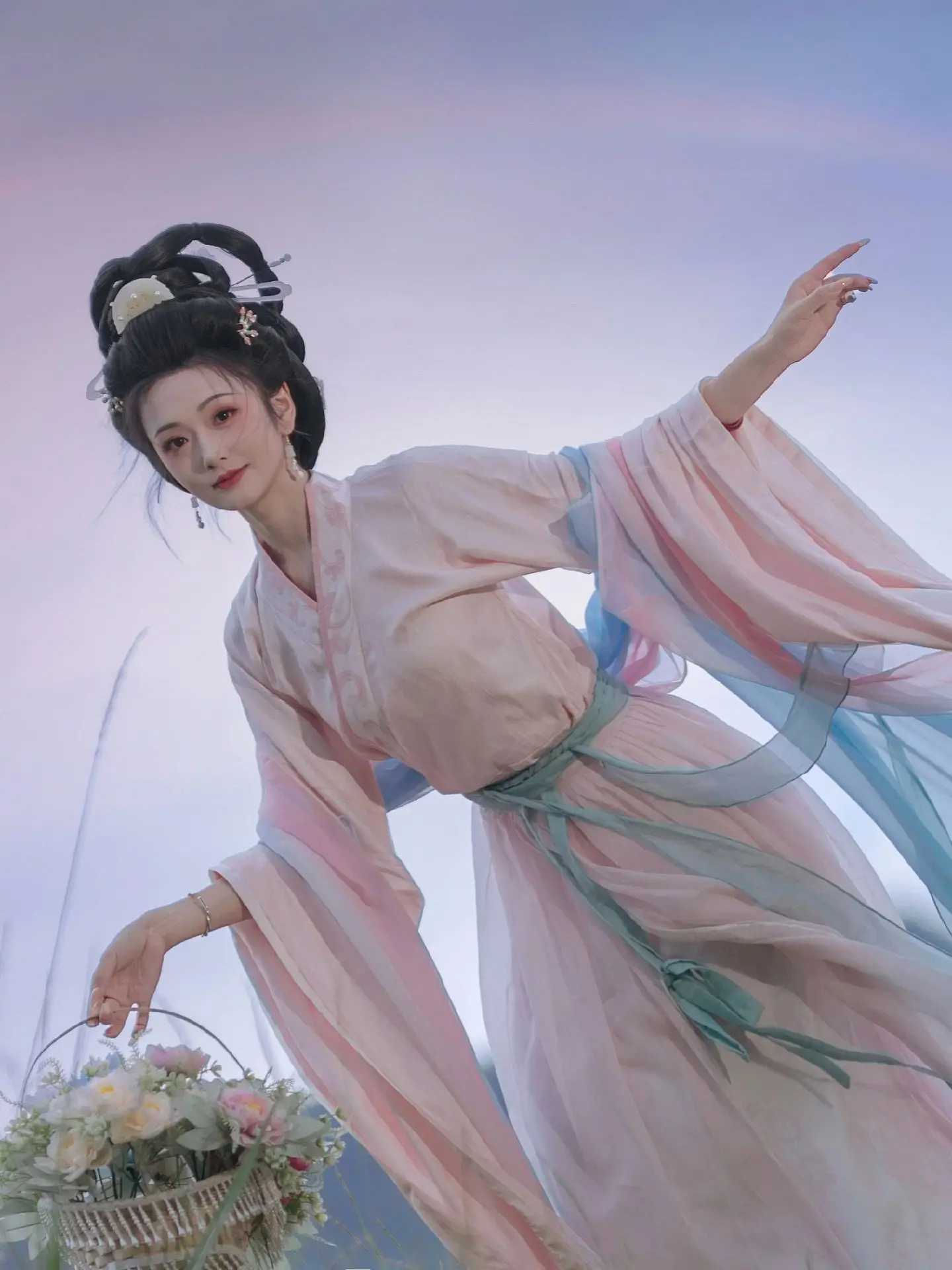 若非群玉山头见～