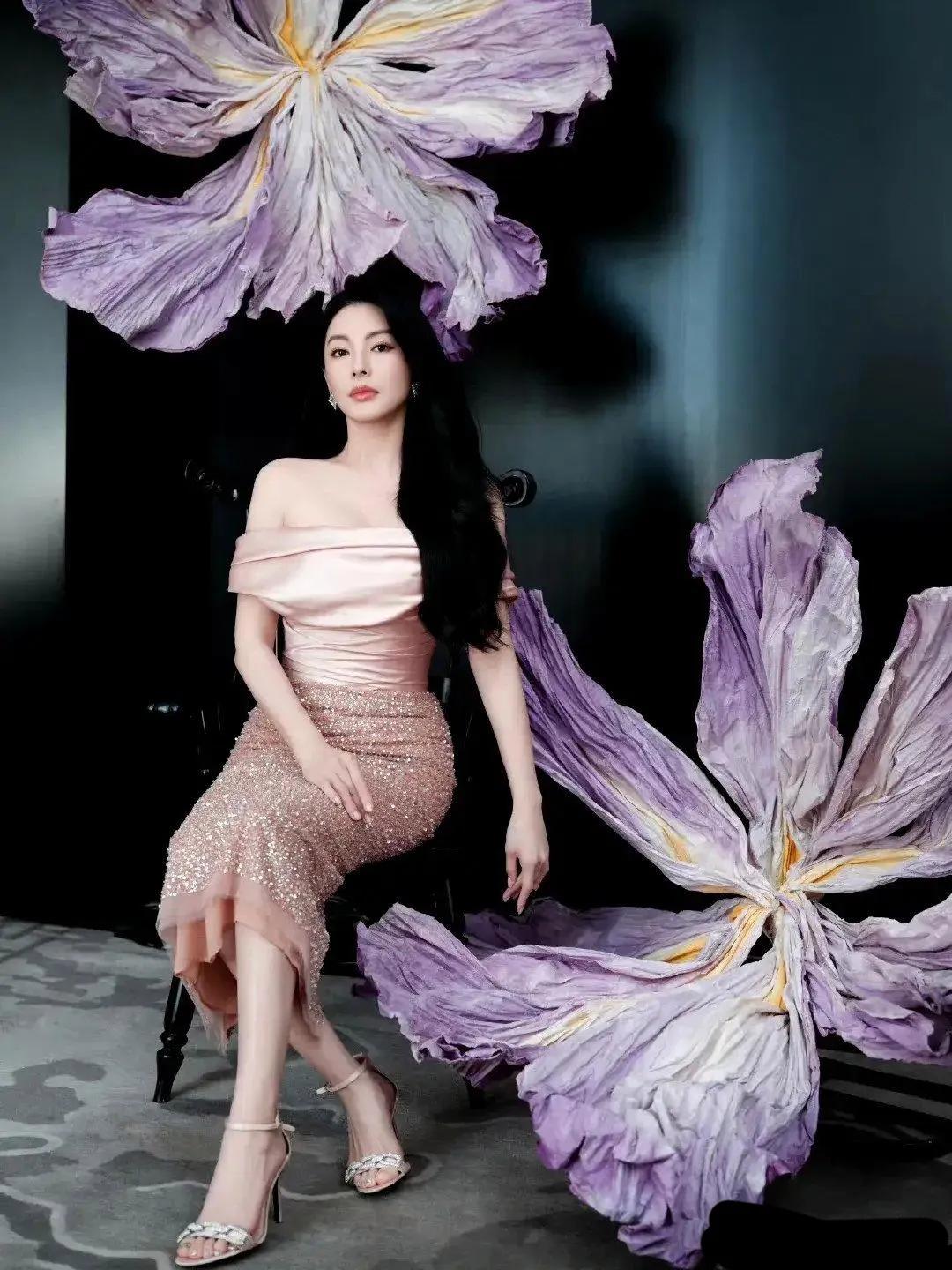 张雨绮这身亮片裙太闪耀了，美得让人心动!