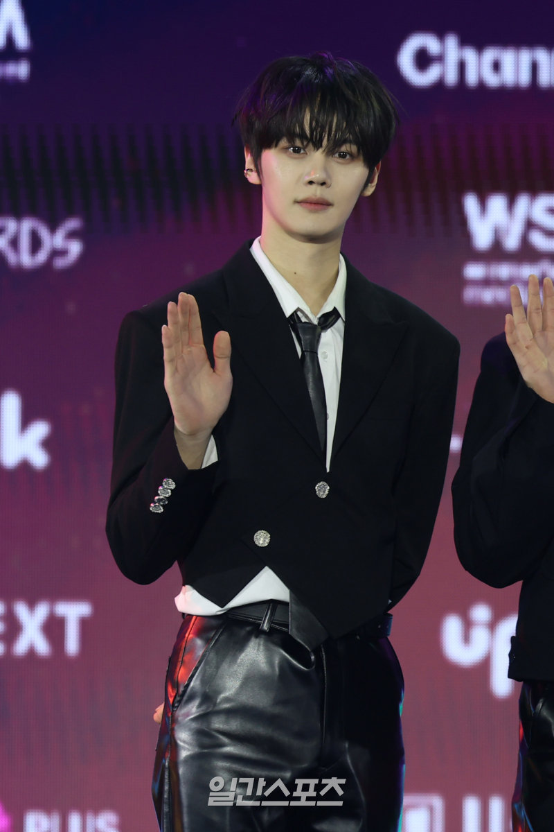 【twi】ZB1今日DAwards红毯生图来了，看看状态如何DAwards红毯图