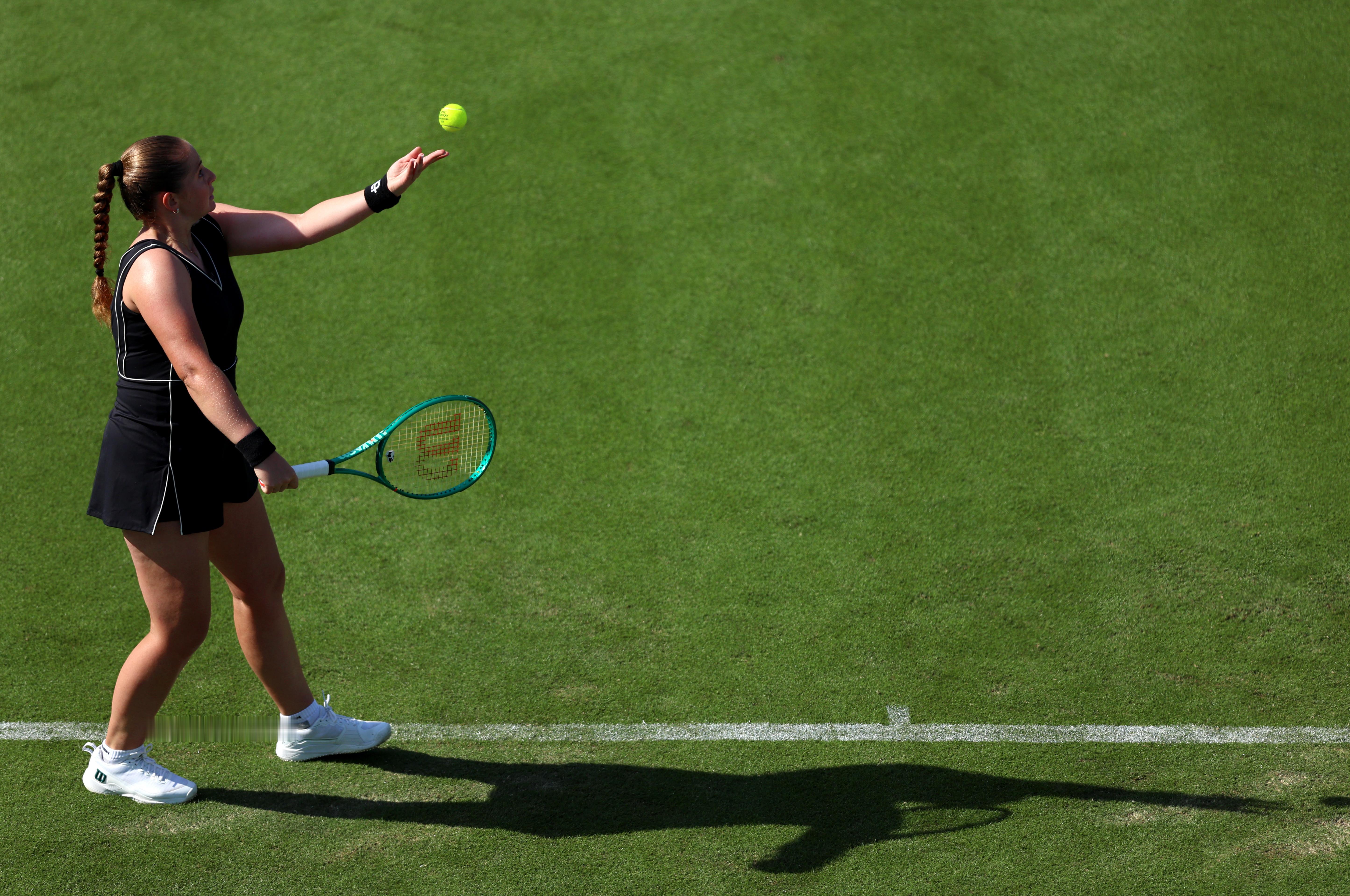 WTA250伊斯特本站第二轮，前赛会冠军、3号种子奥斯塔彭科以3-6 6-1 6