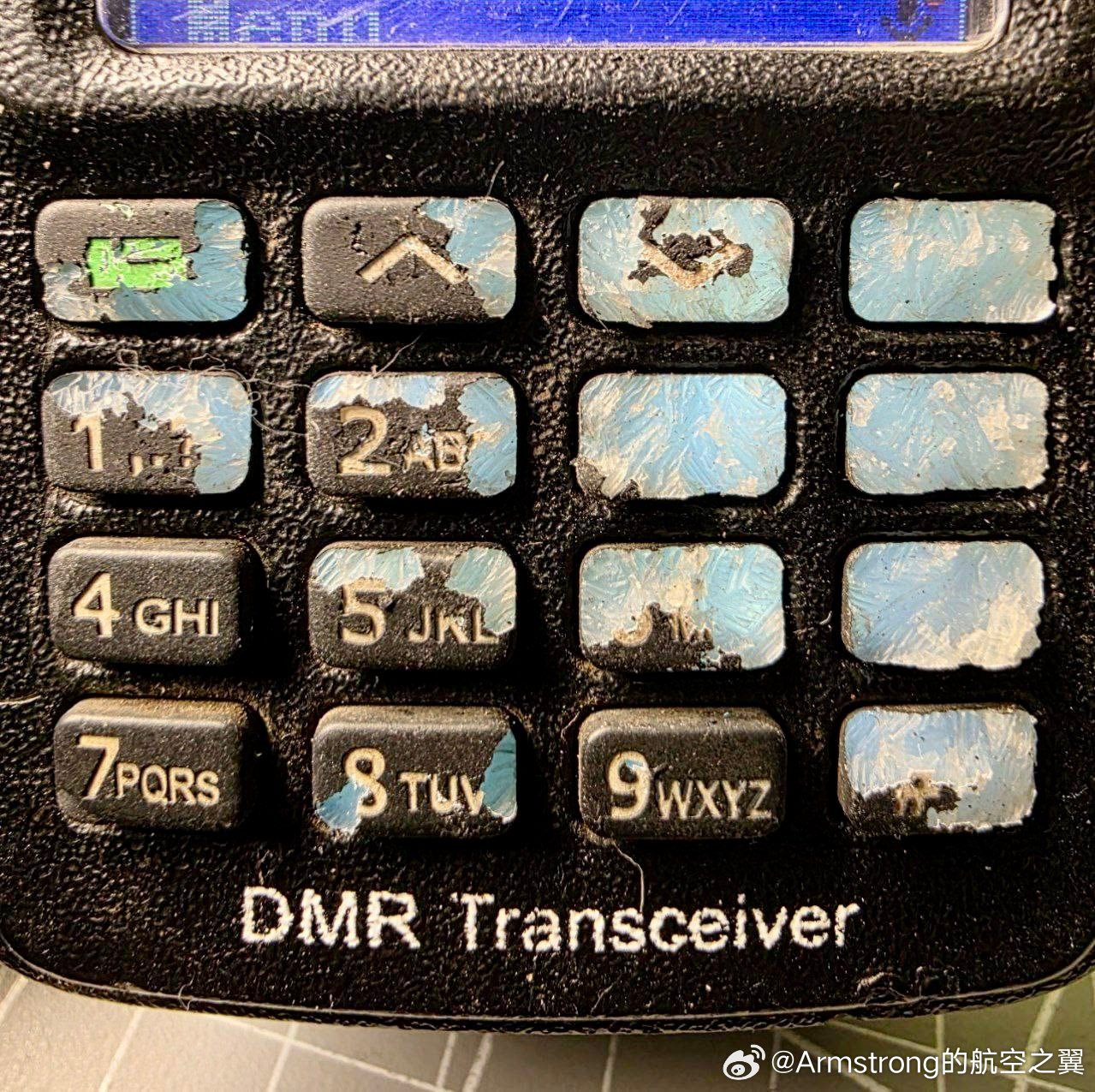 俄军士兵声称乌克兰老鼠有啃咬无线电按钮的癖好。但显然它们并没有完全咬穿，按钮仍然