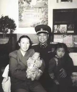 1950年，陈赓的女儿出生后，一个文工团的女兵看了她一眼，脱口而出：“司令员的女
