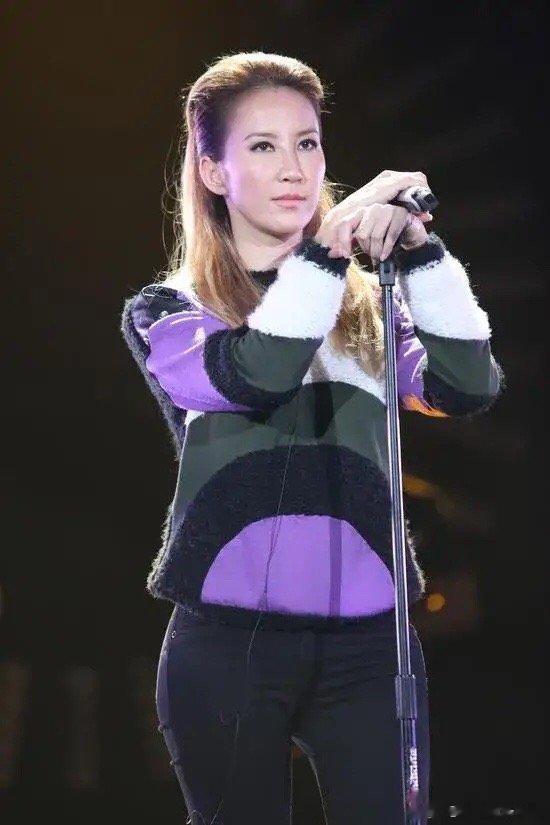 #姐姐忆述李玟生死一刻#香港歌手李玟姐姐称，李玟“于7月2日在家中轻生”姐姐忆述