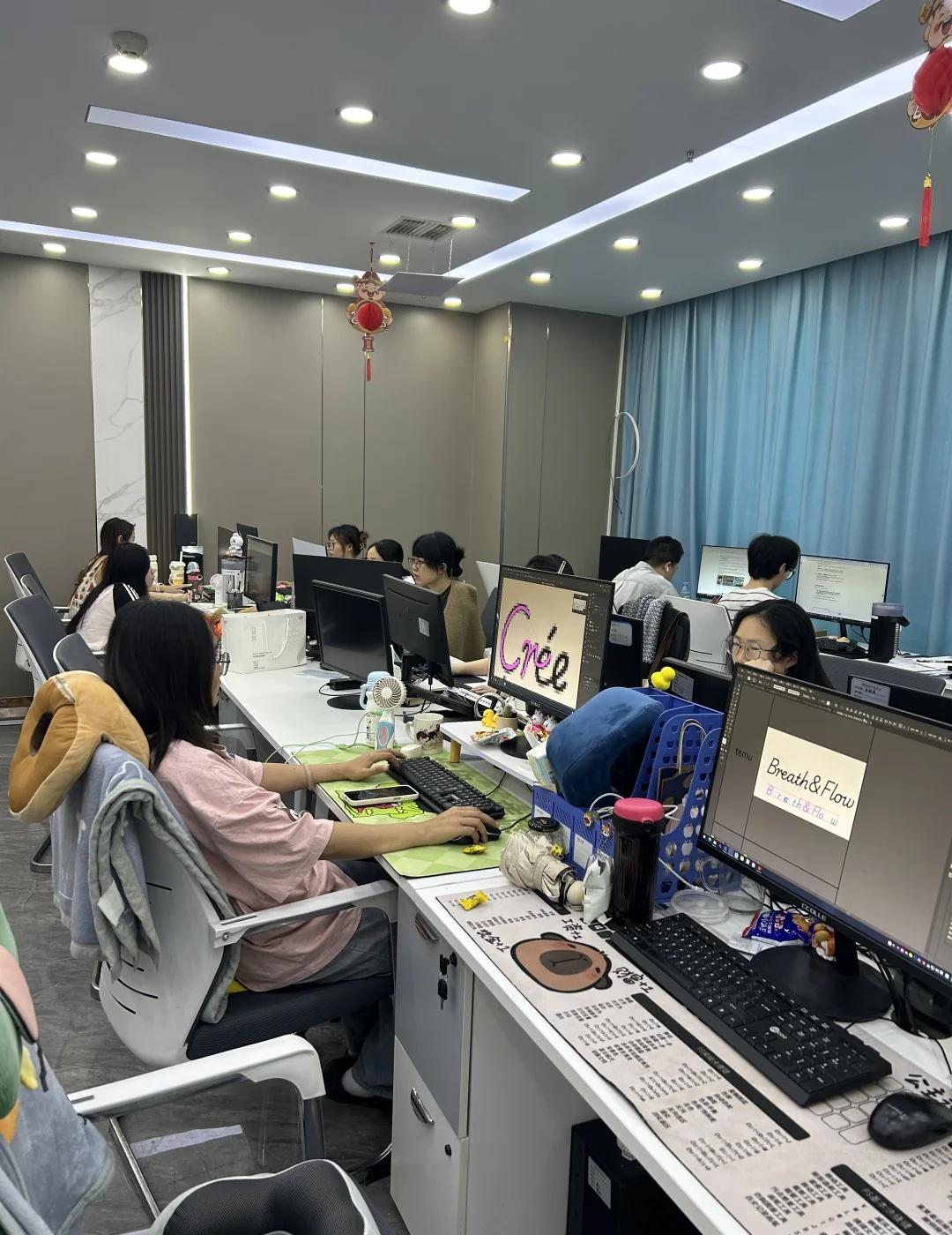 做跨境三年，我终于把活儿都交给了AI
刚入行那会儿，我是典型的“勤劳打工人”：