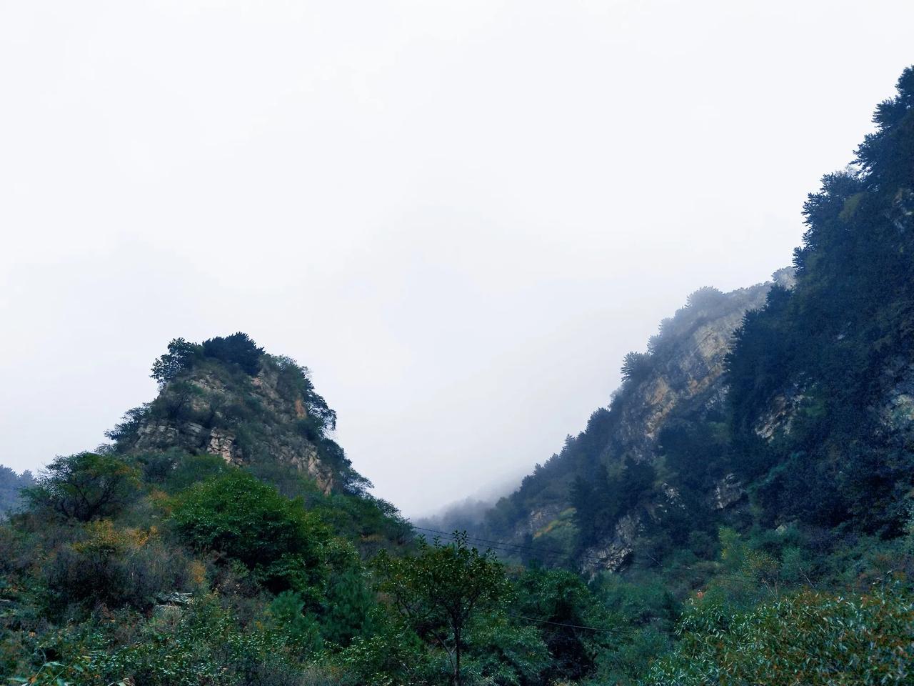 恒山的地质构造复杂，山脉主要由古老的变质岩构成，形成了丰富的自然景观。恒山山脉不
