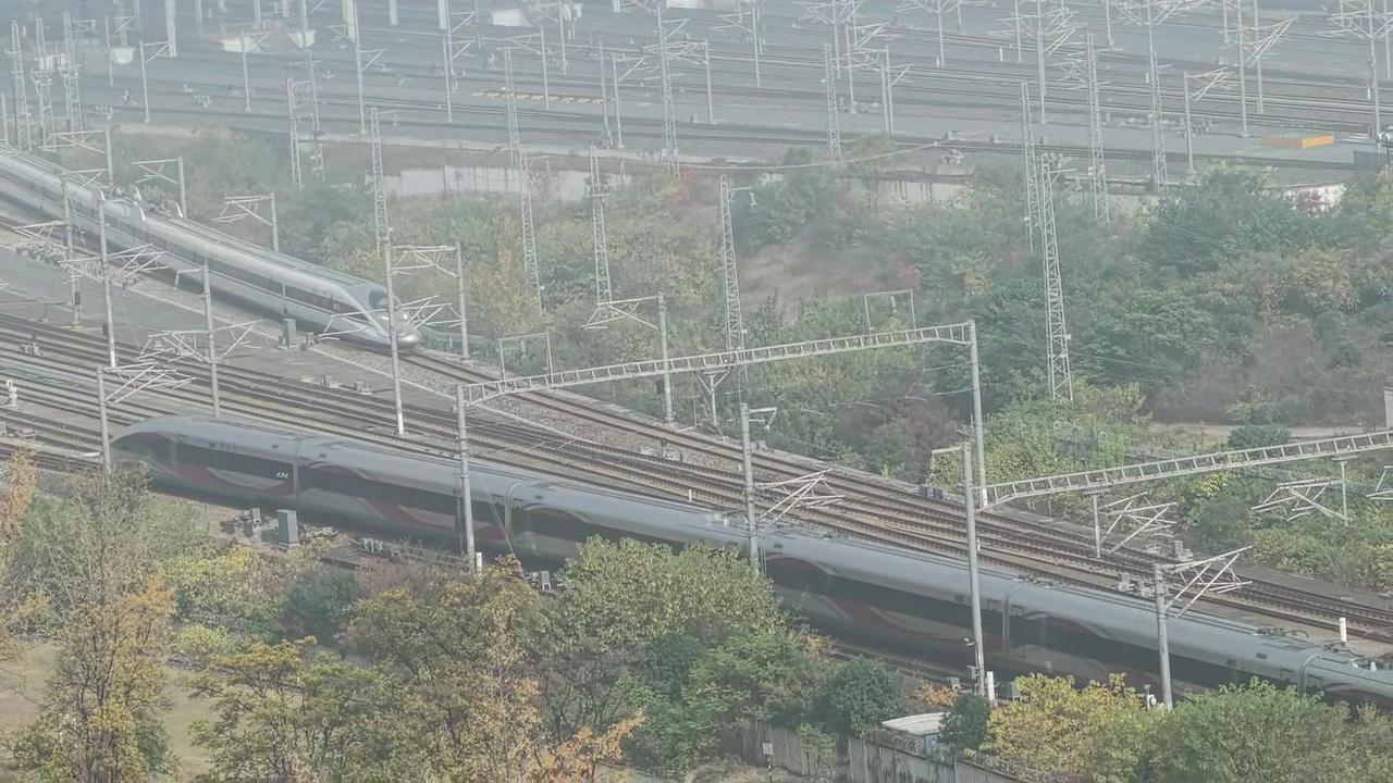 在凤凰山下，两列高铁擦肩而过，红白色的徐州东站格外亮眼。仿佛龙凤呈祥般步履轻盈，