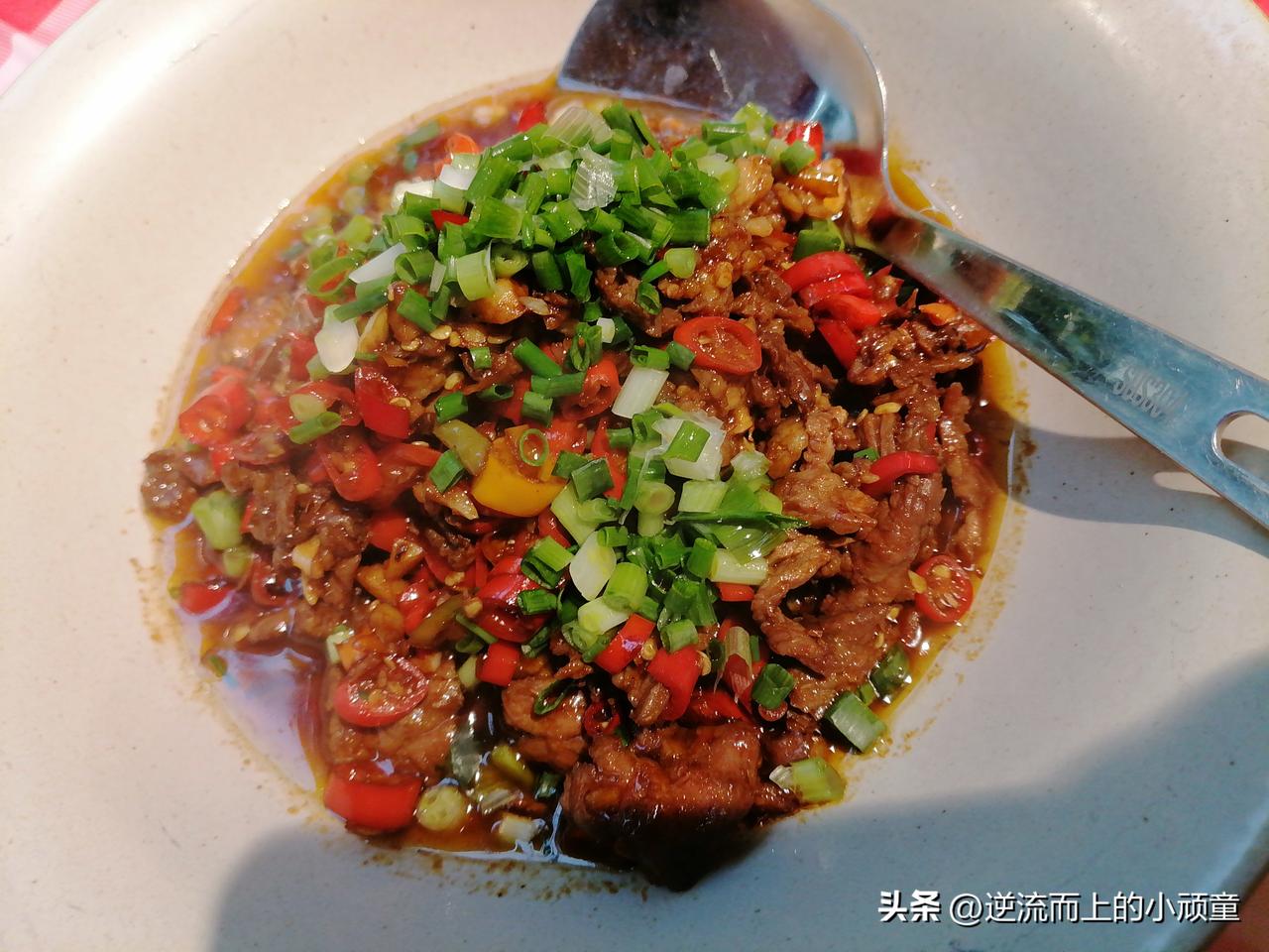 毕业，如同一道无声的闸门落下，将我骤然推向一片名为“社会”的汪洋。起初，我感到自