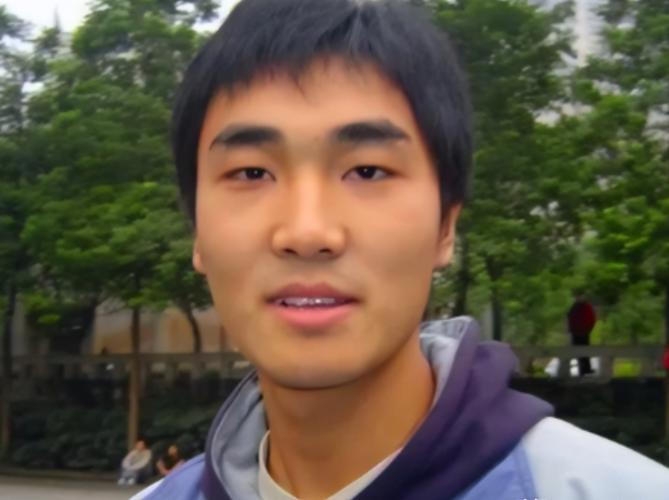 “每月就给我500块，资助不起装什么孙子！”2006年，贫困大学生向海清向媒体怒