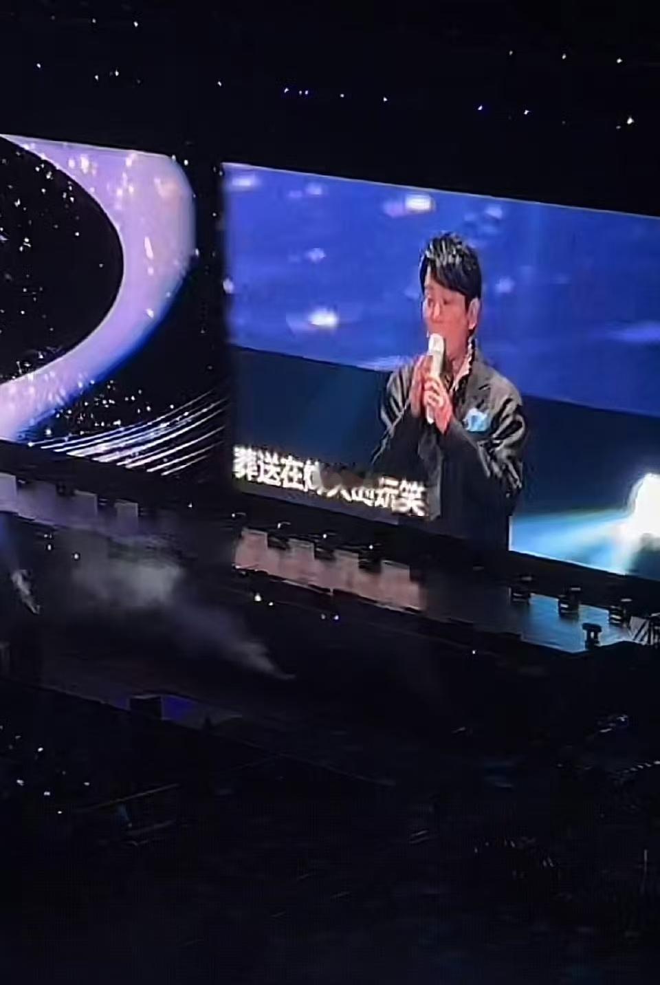 林俊杰北京嘉宾是张信哲林俊杰张信哲合唱背对背拥抱林俊杰北京嘉宾是张信哲，不错不错