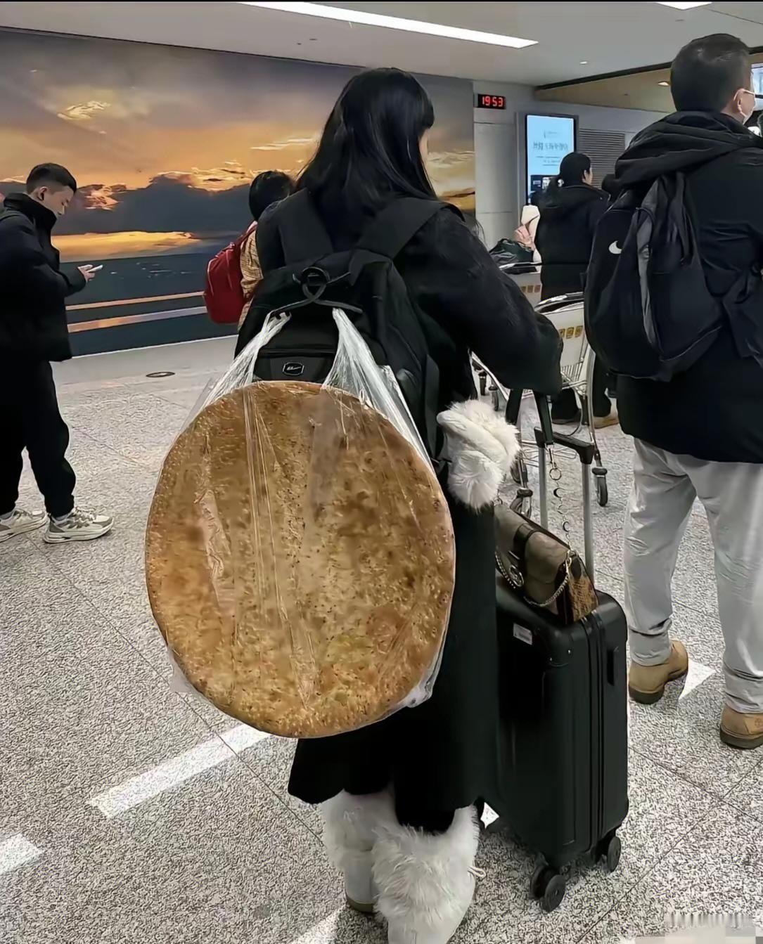 机场惊现巨型馕！半个身高超吸睛，竟是非遗手艺活
 
机场安检口惊现搞笑一幕，一女