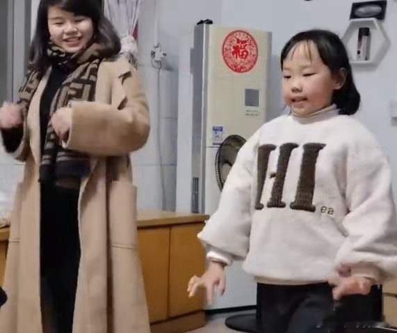 #6岁女孩遇到继母后如今判若两人#7月24日，河南洛阳，翁女士说4年前第一次见她