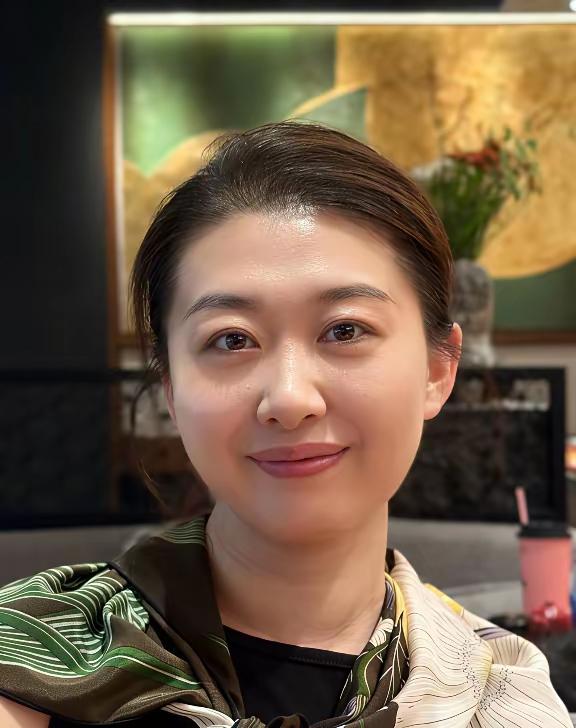 风情万种的女人是什么样的? 
国泰民安的脸，雍容华贵，典雅大气，温柔贤惠，持家有