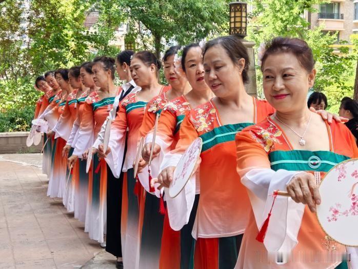 万柏林区南寒街道：国风雅集进小区 邻里乐享传统文化
 
近日，万柏林区南寒街道西